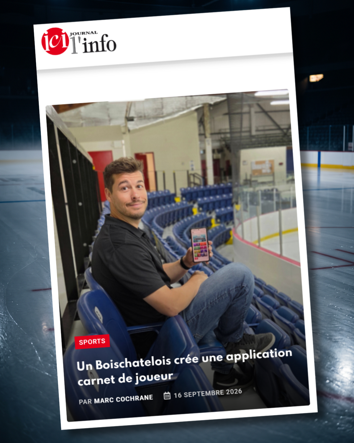 Jonathan Beaupré, fondateur de RinkLog, assis dans les gradins d'un aréna, son téléphone à la main montrant l'application.